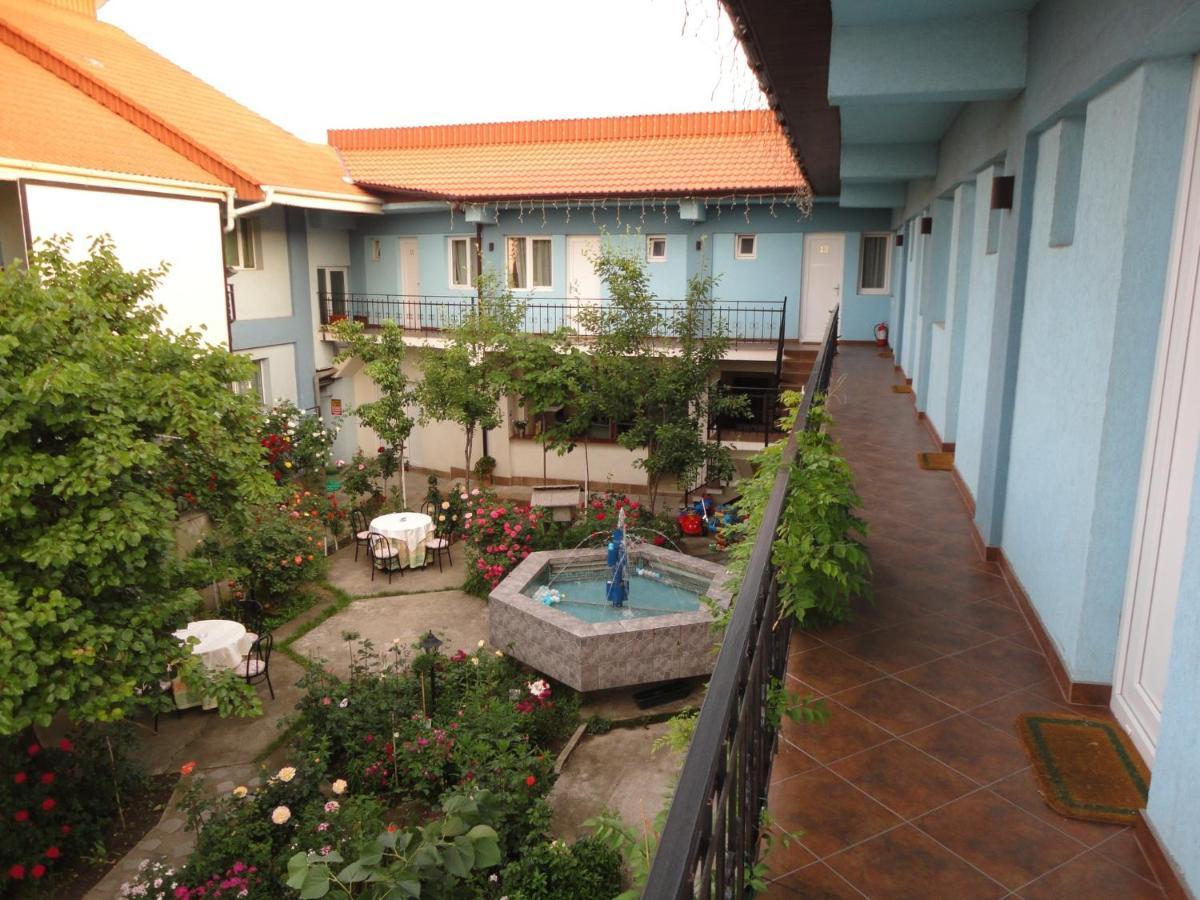 Hostel Tropical Szörényvár Kültér fotó