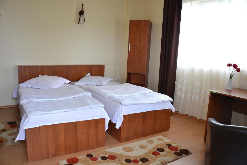 Hostel Tropical Szörényvár Kültér fotó