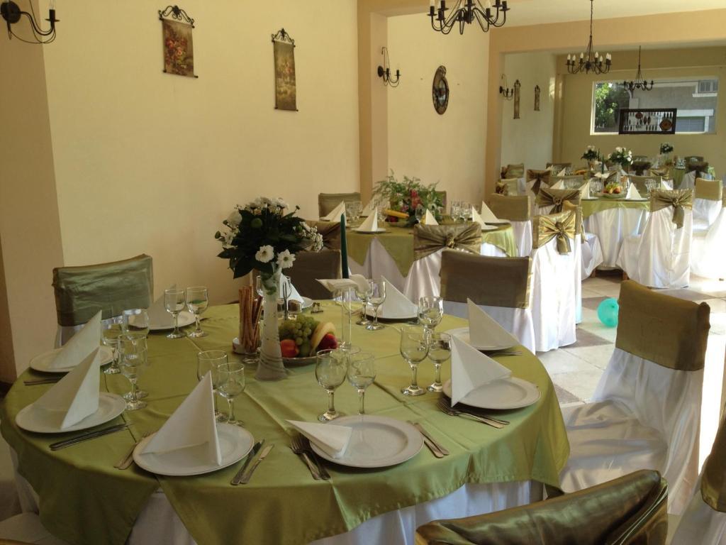 Hostel Tropical Szörényvár Kültér fotó